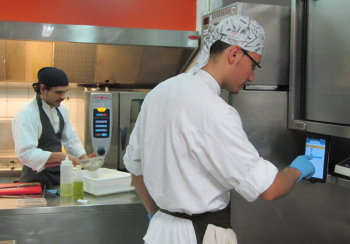 chef al lavoro con software gestionale controllo produzione cucina